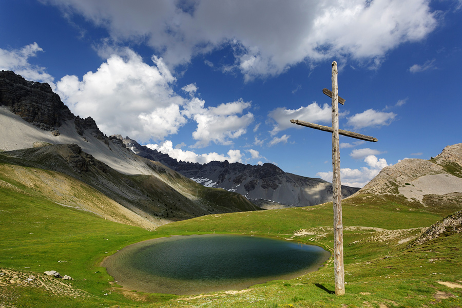 FAMILY TRIPS WORDWIDE: easy hiking trip to the lake Lac de Souliers in French Alps